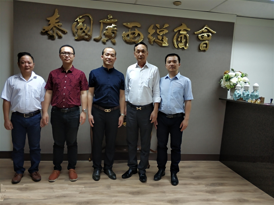 從左往右依次為國際部合伙人林健偉先生（左一），國際部總監(jiān)吳琪先生（左二），執(zhí)行董事粟宥朝先生（左三），商會主席李宇明（右二），國際部合伙人黃文超先生（右一）