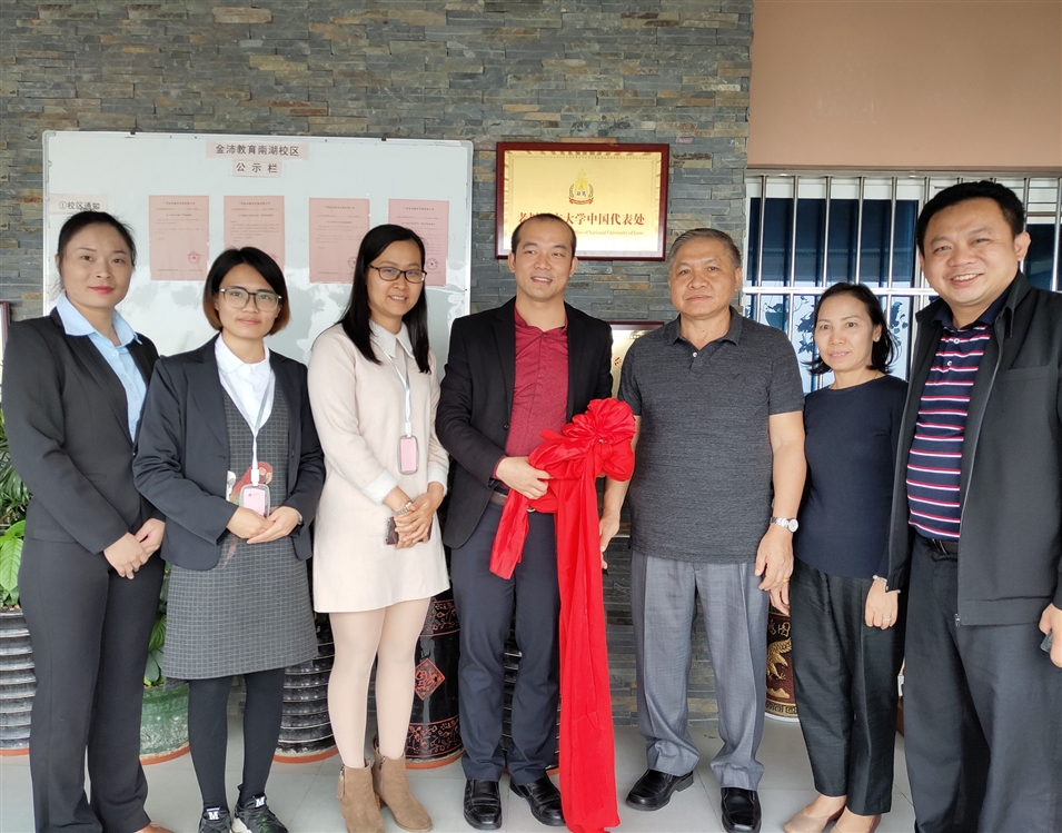 老撾國立大學(xué)校長宋西·諾潘賽（右三）、孔子學(xué)院老方院長陽梅蘭（右二）、老方副院長李建民（右一）與老撾國立大學(xué)中國代表處代表合影
