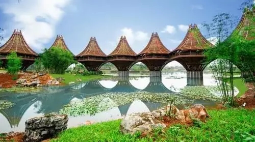 圖為中國-東盟友誼館。該建筑以廣西的風(fēng)雨橋為原型，寓意“手拉手，心連心”。表達(dá)中國與東盟十國睦鄰友好、合作共贏之意。