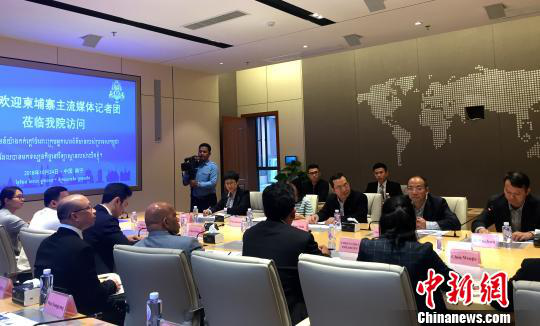柬埔寨主流媒體采訪團(tuán)在廣西大學(xué)與師生交流。
