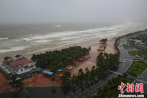 資料圖：2017年11月5日，越南峴港某處海灘風(fēng)雨交加。