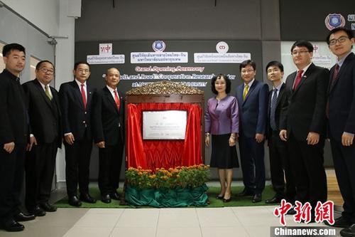 12月18日，由泰國國家研究院泰中戰(zhàn)略研究中心與中國人民大學國家發(fā)展與戰(zhàn)略研究院共建的泰中“一帶一路”合作研究中心在泰國曼谷正式揭牌成立。作為隸屬于泰國國家研究院的高端智庫，該中心未來將作為泰國“一帶一路”研究和推動泰中高端智庫合作的主要機構。中新社記者 趙婧楠 攝