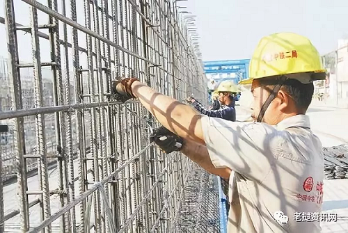 在中老鐵路萬象制梁場，中老兩國技術(shù)人員正在進(jìn)行橋梁預(yù)制。本報(bào)記者 孫廣勇攝