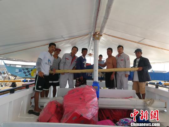 中國援助菲律賓PGN大橋工程可行性研究項(xiàng)目”（ThePanay-Guimaras-NegrosBridgeProject）海洋水深測量勘測人員，3月1日在吉馬拉斯海峽作業(yè)時(shí)，成功營救兩名菲律賓落水漁民。圖為兩位漁民及家屬對進(jìn)行營救的中國勘測人員合影表達(dá)感謝。 中交公路規(guī)劃設(shè)計(jì)院有限公司 攝